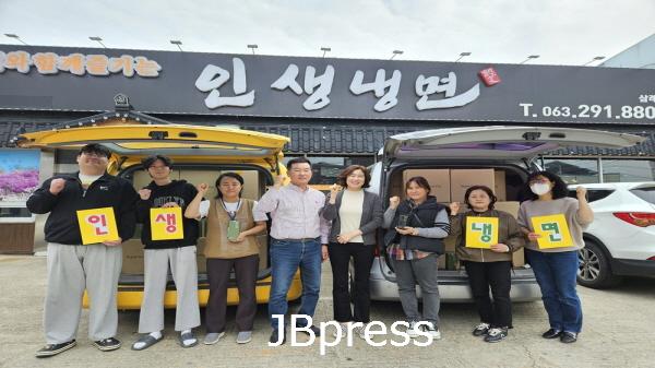 0523인생냉면, 어르신을 위한 천연탈모방지 샴푸 나눔 실시.jpg