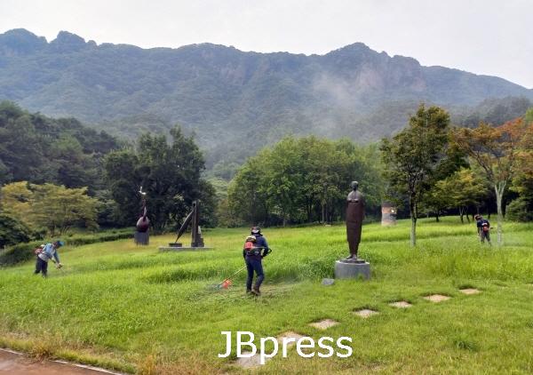0618 정읍시, 도시공원 주변 풀베기, 노후화장실 교체로 쾌적한 환경 조성.jpg