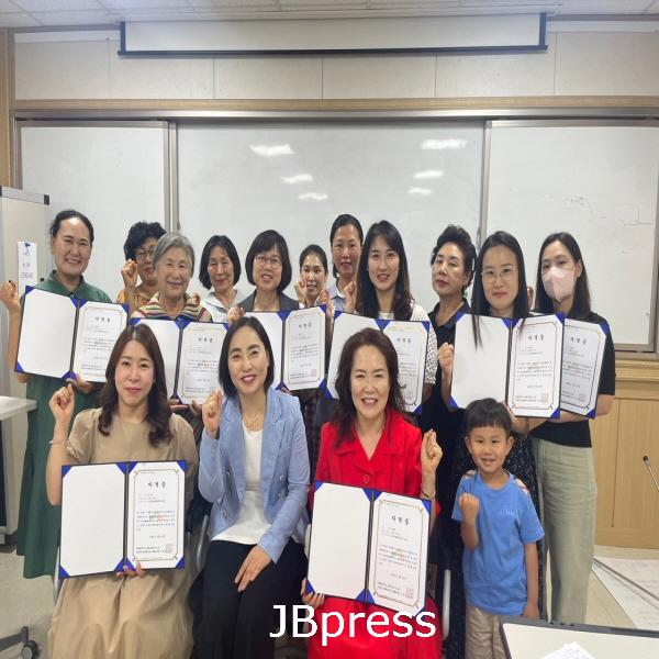 0621 정읍시립중앙도서관, 노인인지활동 책놀이 지도사 9명 배출.JPG