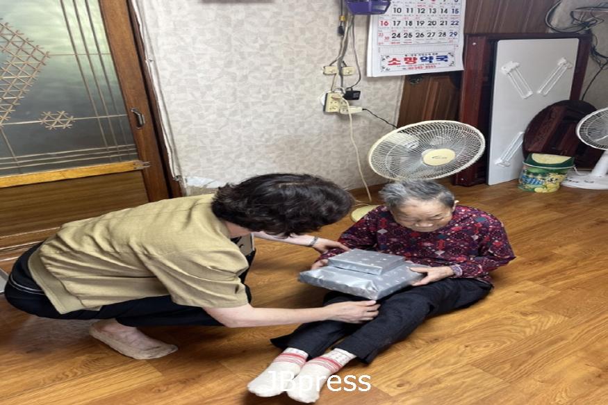 0624김제시 백산면， 관내 100세 어르신에게 장수 축하물품 전달.jpg