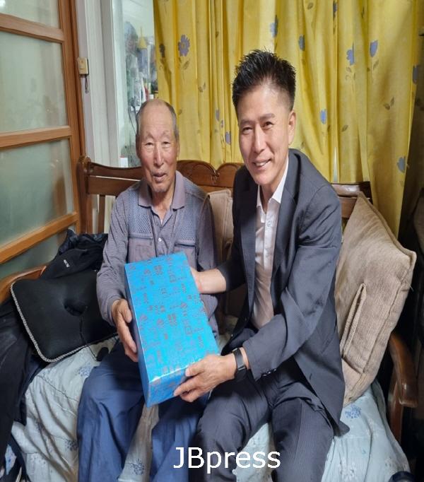 0625요촌동 백세 장수어르신 축하물품 전달.jpg