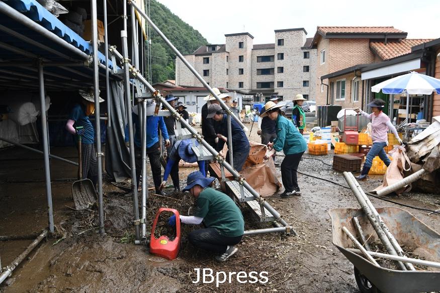 주말을 반납하고 수해복구 작업에 한창인 군청직원들.JPG