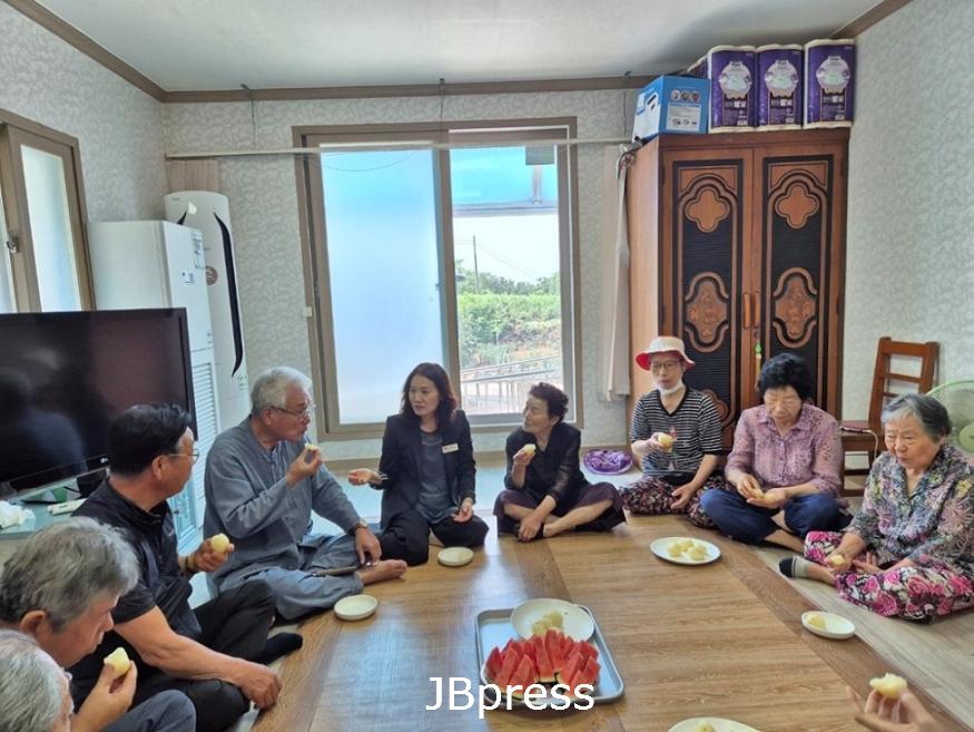 최현숙 교월동장 경로당 방문.jpg