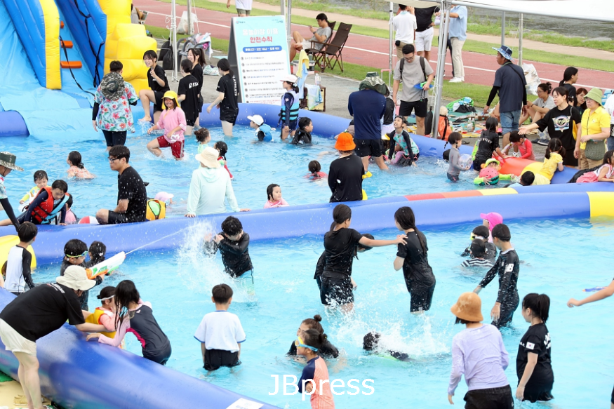 0715 “HOT한데 COOL하다!” ‘2024 정읍 물빛 축제’ 정읍천 어린이축구장 일원에서4.png