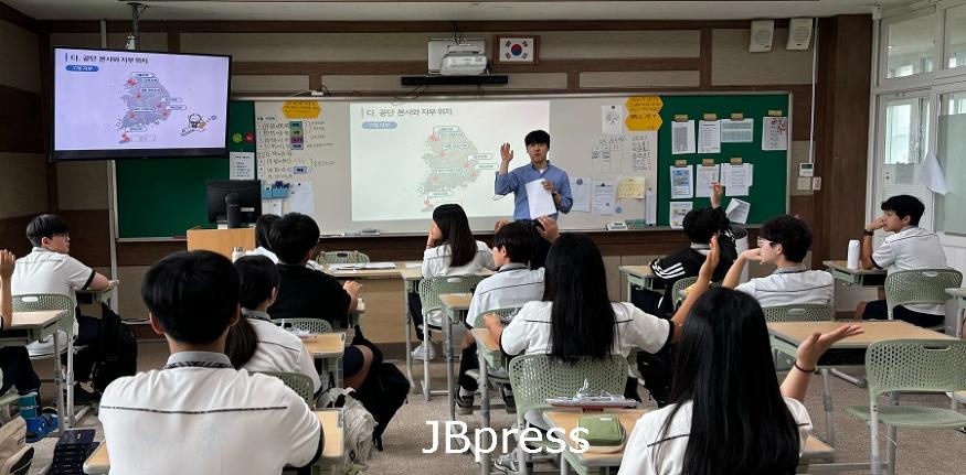 [보도사진] 공무원연금공단, 안덕중 1학년 진로체험 교육 실시.jpg