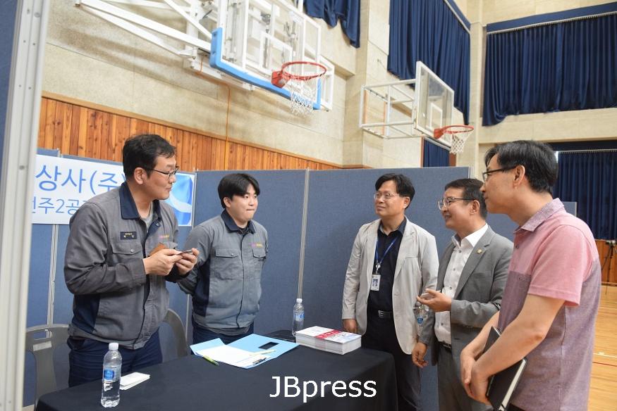 완주군의회 김재천 부의장, 직업계고 채용 박람회 현장 방문...참여기업·학생 격려 (3).JPG