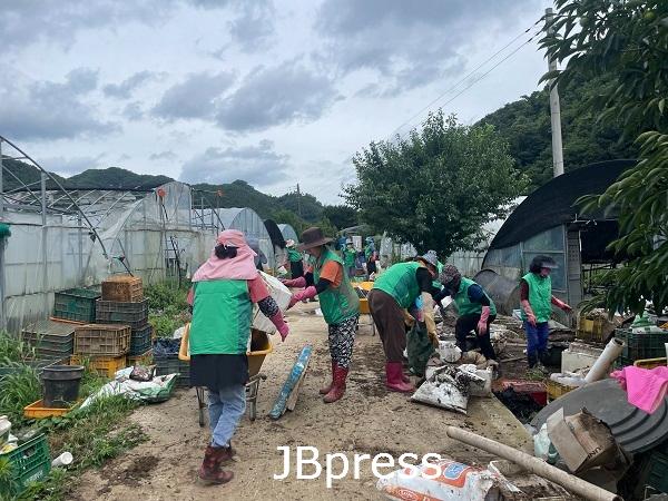 화산면_새마을부녀회호우피해농가복구지원 (3).jpg