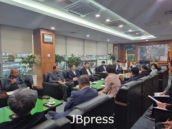 [사진] 241106 부안군의회, 농업인단체와 간담회 개최 (2).jpg