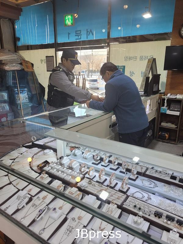 250207 강절도 예방 홍보활동(화산지구대).jpg