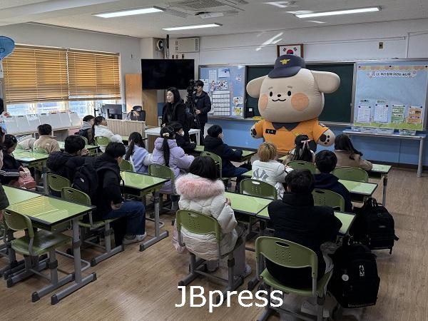 학교 교육 영상 촬영 장면.jpg