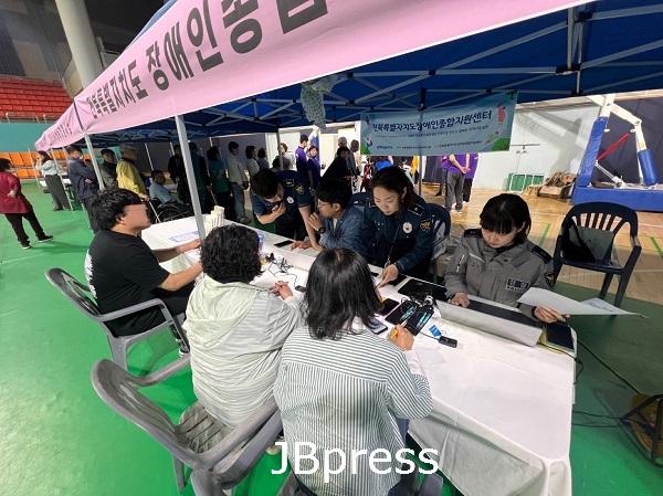 전주완산서, 장애인의 날 맞아 실종 예방‘지문 등사전 등록’홍보 캠페인 실시 (2).jpg