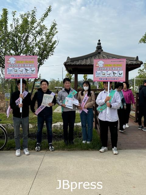 부안군, 제12회 부안마실축제 기간 펫티켓 문화유기동물 입양 집중 홍보2.jpg