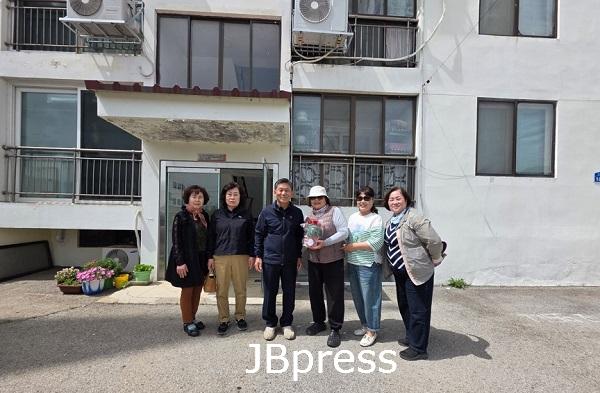 부안 줄포면 지역사회보장협의체, 어버이날 카네이션 전달1.jpg