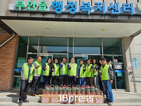 부안 부안읍, 어버이날 맞이 취약계층 어르신 사랑의 카네이션 화분 전달.jpg