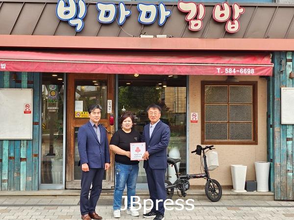 부안 부안읍 지역사회보장협의체, 착한가게 현판 전달.jpg