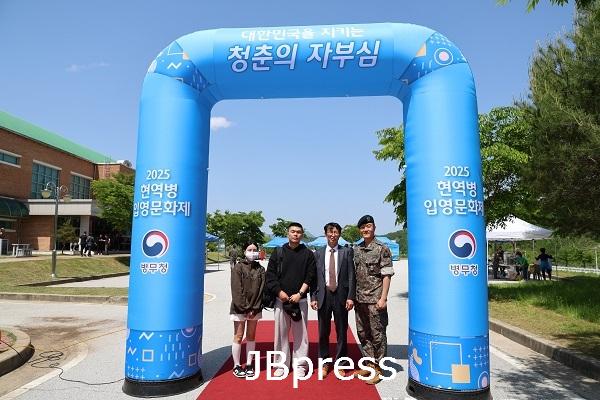 (사진)보도자료1.20250520 전북지방병무청 입영문화제로 현역병 입영자 응원과 격려.jpg
